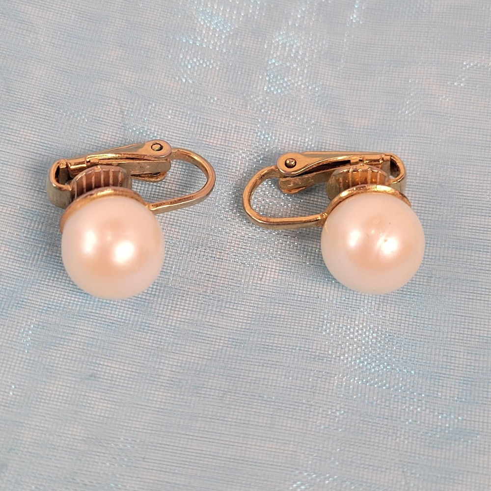 Pearl‎ Screw Back Stud Earrings Gold Tone White Round Classic Jewelry
